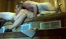 Niegrzeczny seks grupowy w gorącej saunie