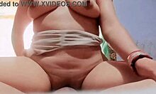 Mama vitregă cu fundul mare își ia pizda futută într-un videoclip de casă