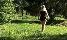 אישה חרמנית נהנית ממציצה ומסקס קשוח על הדשא